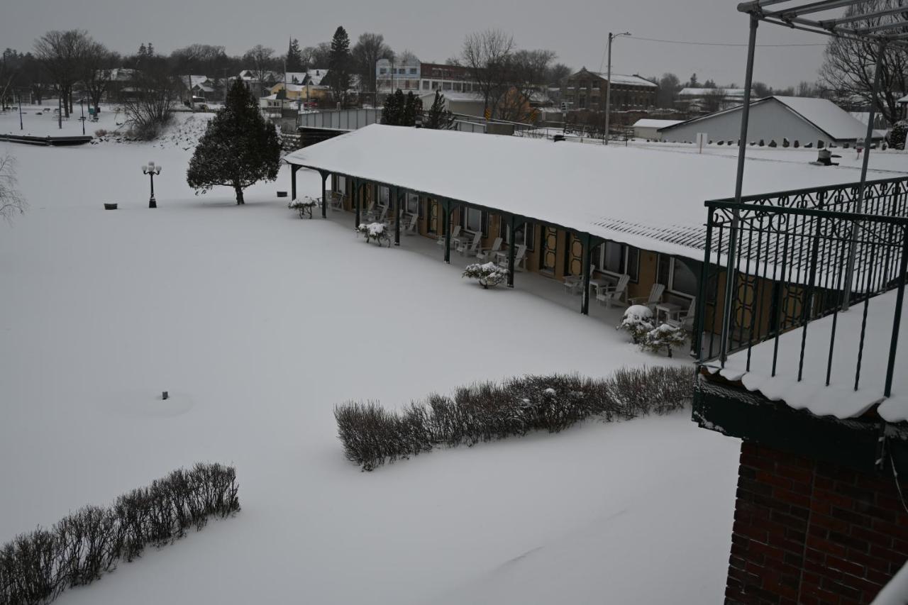 The Gananoque Inn Exterior photo